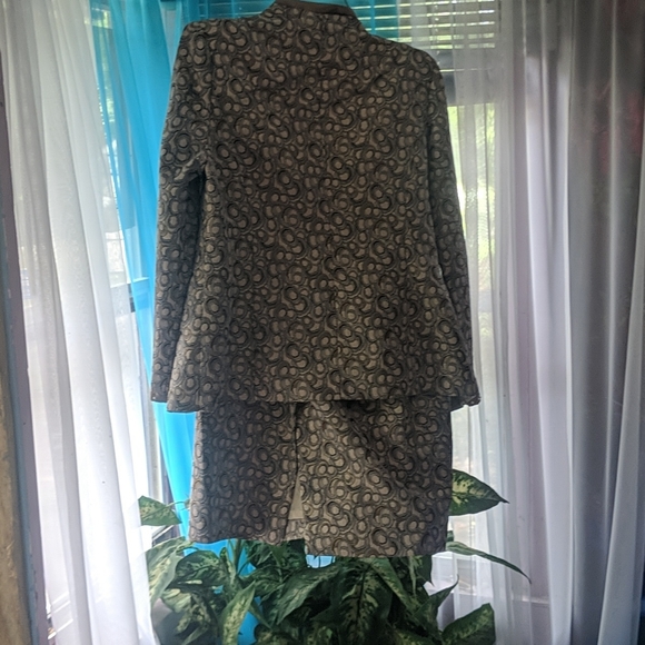 Cream and gold skirt set skirt and jacket - Picture 3 of 5